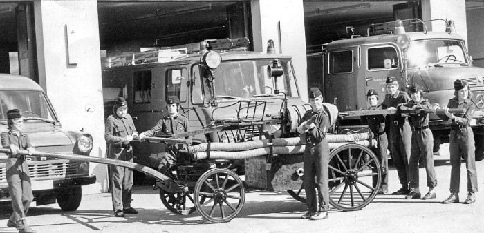 Ein Foto aus den 1980er-Jahren mit der damaligen Jugendfeuerwehr und einem Spritzenwagen von 1934