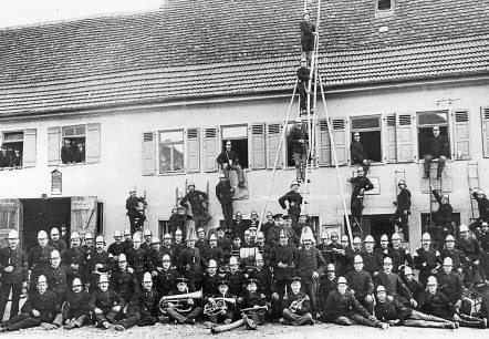 Die Aufnahme der Feuerwehrleute ist im Jahr 1913 vor dem alten Rathaus in Köngen entstanden.