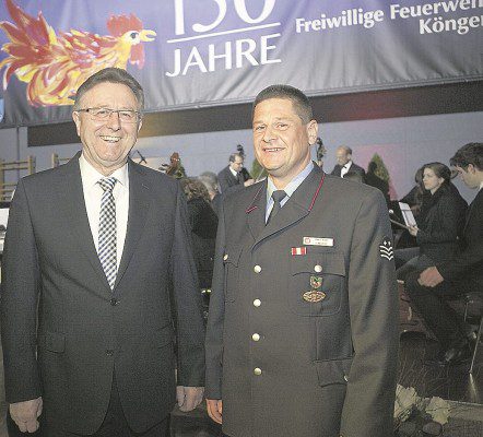 Da strahlen Bürgermeister Hans Weil und Feuerwehrkommandant Herbert Wanke. Weil hat die Ehrenmedaille der Feuerwehr erhalten. Foto: Bulgrin