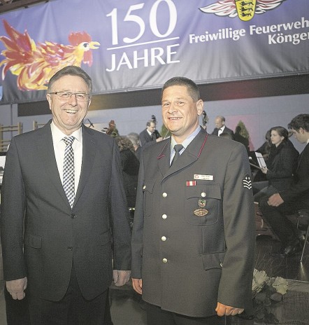 Da strahlen Bürgermeister Hans Weil und Feuerwehrkommandant Herbert Wanke. Weil hat die Ehrenmedaille der Feuerwehr erhalten. Foto: Bulgrin