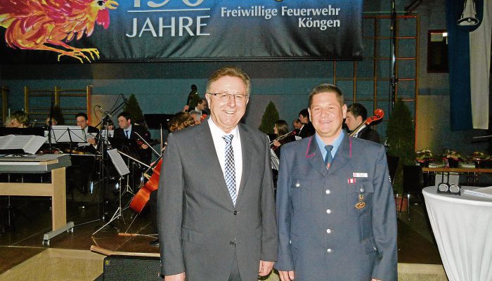 Bürgermeister Hans Weil (links) und Kommandant Herbert Wanke begrüßten gemeinsam die zahlreichen Gäste in der Sporthalle der Burgschule. naw