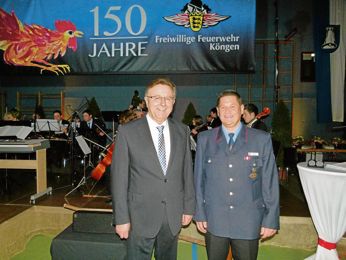 Bürgermeister Hans Weil (links) und Kommandant Herbert Wanke begrüßten gemeinsam die zahlreichen Gäste in der Sporthalle der Burgschule. naw