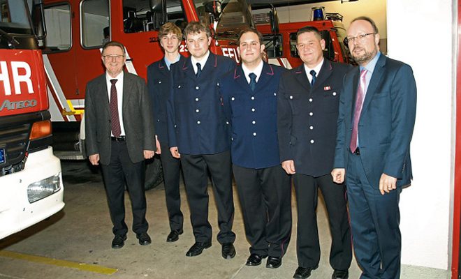 Die Freiwillige Feuerwehr Köngen konnte im Rahmen der jüngsten Hauptversammlung drei neue Mitglieder in den aktiven Dienst aufnehmen. Im Bild von links Bürgermeister Hans Weil, die drei Neuen Conrad Fritz, Armin Walter und Andreas Landenberger, Köngens Kommandant Herbert Wanke und Hauptamtsleiter Gerald Stoll. sel