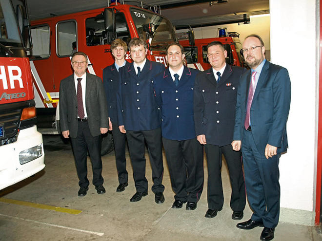 Die Freiwillige Feuerwehr Köngen konnte im Rahmen der jüngsten Hauptversammlung drei neue Mitglieder in den aktiven Dienst aufnehmen. Im Bild von links Bürgermeister Hans Weil, die drei Neuen Conrad Fritz, Armin Walter und Andreas Landenberger, Köngens Kommandant Herbert Wanke und Hauptamtsleiter Gerald Stoll. sel